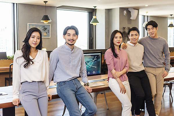 포토 JPG 여자 남자 비즈니스 어깨동무 실내 서기 미소 앉기 여러명 상반신 20대 성인 앞모습 30대 컴퓨터 청춘 기댐 한국인 업무 비즈니스맨 비즈니스우먼 자신감 성인만 국내포토 감정 뷰포인트 포즈 다수 컨셉 모션 표정 사람 동양인 청년 내부 장년 전자제품 작업 직장인 파일형식