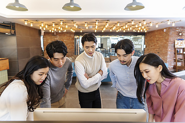 포토 JPG 응시 여자 남자 비즈니스 회의 협력 실내 서기 여러명 상반신 20대 성인 앞모습 옆모습 30대 컴퓨터 청춘 팔짱 한국인 업무 비즈니스맨 비즈니스우먼 자신감 성인만 국내포토 시선 감정 뷰포인트 다수 컨셉 모션 사람 동양인 청년 내부 장년 전자제품 작업 직장인 파일형식