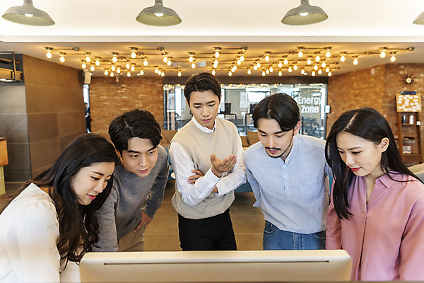 포토 JPG 응시 여자 남자 비즈니스 회의 협력 실내 서기 여러명 상반신 20대 성인 앞모습 옆모습 30대 컴퓨터 청춘 팔짱 한국인 업무 비즈니스맨 비즈니스우먼 자신감 성인만 국내포토 시선 감정 뷰포인트 다수 컨셉 모션 사람 동양인 청년 내부 장년 전자제품 작업 직장인 파일형식