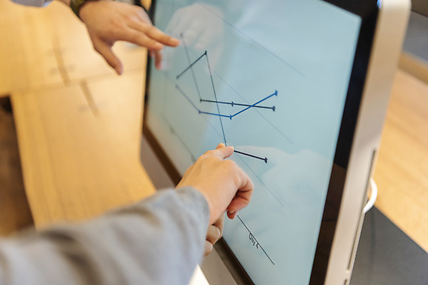포토 JPG 손 여자 남자 비즈니스 그래프 실내 근접촬영 20대 신체부위 세명 30대 컴퓨터 청춘 한국인 가리킴 업무 비즈니스맨 비즈니스우먼 자신감 성인만 국내포토 감정 뷰포인트 컨셉 사람 동양인 손짓 청년 내부 장년 전자제품 작업 직장인 파일형식