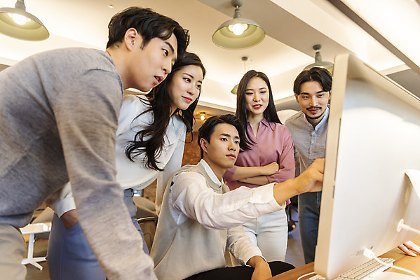 포토 JPG 응시 여자 남자 비즈니스 회의 협력 실내 서기 앉기 여러명 상반신 20대 성인 앞모습 옆모습 30대 컴퓨터 청춘 한국인 업무 비즈니스맨 비즈니스우먼 자신감 성인만 국내포토 시선 감정 뷰포인트 다수 컨셉 모션 사람 동양인 청년 내부 장년 전자제품 작업 직장인 파일형식