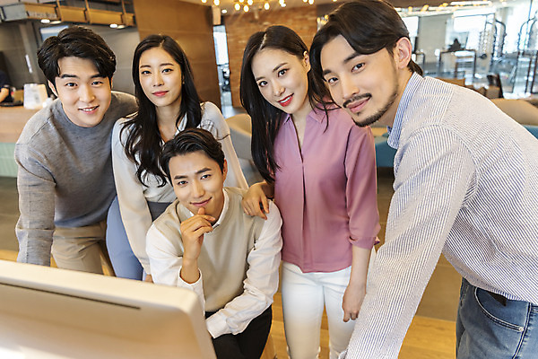 포토 JPG 응시 여자 남자 비즈니스 회의 협력 실내 서기 앉기 여러명 상반신 20대 성인 앞모습 옆모습 30대 컴퓨터 청춘 한국인 업무 비즈니스맨 비즈니스우먼 자신감 성인만 국내포토 시선 감정 뷰포인트 다수 컨셉 모션 사람 동양인 청년 내부 장년 전자제품 작업 직장인 파일형식