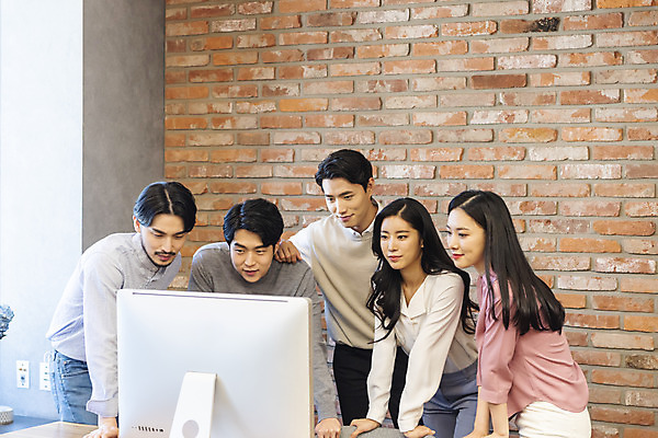 포토 JPG 응시 여자 남자 비즈니스 회의 협력 실내 서기 여러명 상반신 20대 성인 앞모습 30대 컴퓨터 청춘 한국인 업무 비즈니스맨 비즈니스우먼 자신감 성인만 국내포토 시선 감정 뷰포인트 다수 컨셉 모션 사람 동양인 청년 내부 장년 전자제품 작업 직장인 파일형식