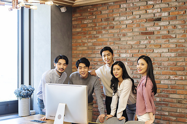 포토 JPG 응시 여자 남자 비즈니스 회의 협력 실내 서기 여러명 상반신 20대 성인 앞모습 옆모습 30대 컴퓨터 청춘 한국인 업무 비즈니스맨 비즈니스우먼 자신감 성인만 국내포토 시선 감정 뷰포인트 다수 컨셉 모션 사람 동양인 청년 내부 장년 전자제품 작업 직장인 파일형식