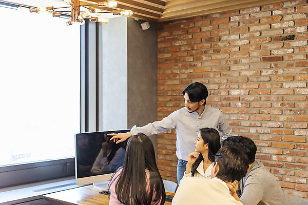 포토 JPG 응시 여자 남자 비즈니스 회의 협력 실내 서기 앉기 여러명 상반신 20대 성인 앞모습 뒷모습 30대 컴퓨터 청춘 모니터 한국인 가리킴 업무 비즈니스맨 비즈니스우먼 자신감 리더 성인만 팀장 국내포토 시선 감정 뷰포인트 다수 컨셉 모션 사람 동양인 손짓 청년 내부 장년 전자제품 작업 직장인 파일형식