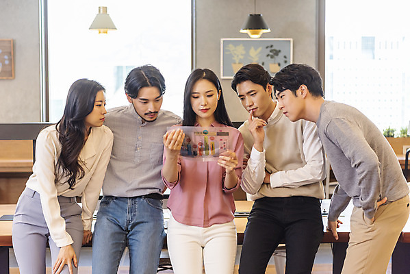 포토 JPG 응시 여자 남자 비즈니스 실내 서기 들기 앉기 여러명 상반신 20대 성인 앞모습 옆모습 30대 청춘 자료 한국인 업무 비즈니스맨 비즈니스우먼 자신감 문서 기획안 성인만 국내포토 시선 감정 뷰포인트 다수 컨셉 모션 사람 동양인 청년 내부 장년 작업 직장인 기획 파일형식