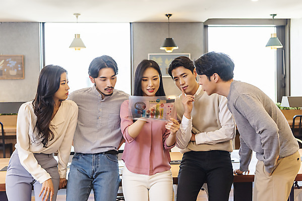 포토 JPG 응시 여자 남자 비즈니스 실내 서기 들기 앉기 여러명 상반신 20대 성인 앞모습 옆모습 30대 청춘 자료 한국인 업무 비즈니스맨 비즈니스우먼 자신감 문서 기획안 성인만 국내포토 시선 감정 뷰포인트 다수 컨셉 모션 사람 동양인 청년 내부 장년 작업 직장인 기획 파일형식