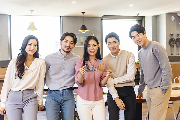 포토 JPG 응시 여자 남자 비즈니스 실내 서기 들기 앉기 여러명 상반신 20대 성인 앞모습 옆모습 30대 청춘 자료 한국인 업무 비즈니스맨 비즈니스우먼 자신감 문서 기획안 성인만 국내포토 시선 감정 뷰포인트 다수 컨셉 모션 사람 동양인 청년 내부 장년 작업 직장인 기획 파일형식