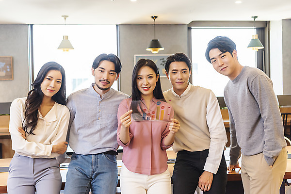 포토 JPG 응시 여자 남자 비즈니스 실내 서기 들기 앉기 여러명 상반신 20대 성인 앞모습 옆모습 30대 청춘 자료 한국인 업무 비즈니스맨 비즈니스우먼 자신감 문서 기획안 성인만 국내포토 시선 감정 뷰포인트 다수 컨셉 모션 사람 동양인 청년 내부 장년 작업 직장인 기획 파일형식