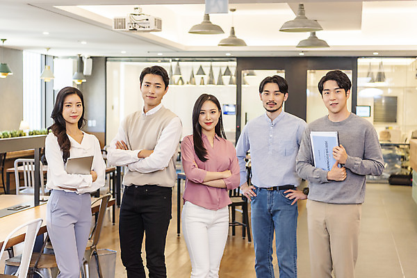 포토 JPG 여자 남자 비즈니스 실내 서기 들기 여러명 상반신 20대 성인 앞모습 30대 청춘 팔짱 자료 한국인 업무 비즈니스맨 비즈니스우먼 자신감 기획안 성인만 국내포토 감정 뷰포인트 다수 컨셉 모션 사람 동양인 청년 내부 장년 작업 직장인 기획 파일형식