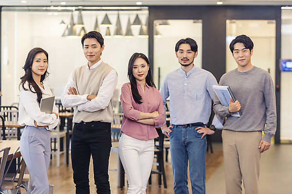 포토 JPG 여자 남자 비즈니스 실내 서기 들기 여러명 상반신 20대 성인 앞모습 옆모습 30대 청춘 자료 한국인 업무 비즈니스맨 비즈니스우먼 자신감 기획안 성인만 국내포토 감정 뷰포인트 다수 컨셉 모션 사람 동양인 청년 내부 장년 작업 직장인 기획 파일형식