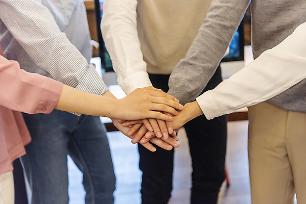 포토 JPG 여자 남자 비즈니스 협력 실내 서기 근접촬영 여러명 상반신 20대 성인 앞모습 30대 청춘 파이팅 한국인 업무 비즈니스맨 비즈니스우먼 자신감 하이파이브 성인만 국내포토 감정 뷰포인트 다수 컨셉 모션 사람 동양인 손짓 청년 내부 장년 작업 직장인 파일형식