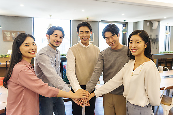 포토 JPG 여자 남자 비즈니스 협력 실내 서기 미소 여러명 상반신 20대 성인 앞모습 옆모습 30대 청춘 파이팅 한국인 업무 비즈니스맨 비즈니스우먼 자신감 하이파이브 성인만 국내포토 감정 뷰포인트 다수 컨셉 모션 표정 사람 동양인 손짓 청년 내부 장년 작업 직장인 파일형식