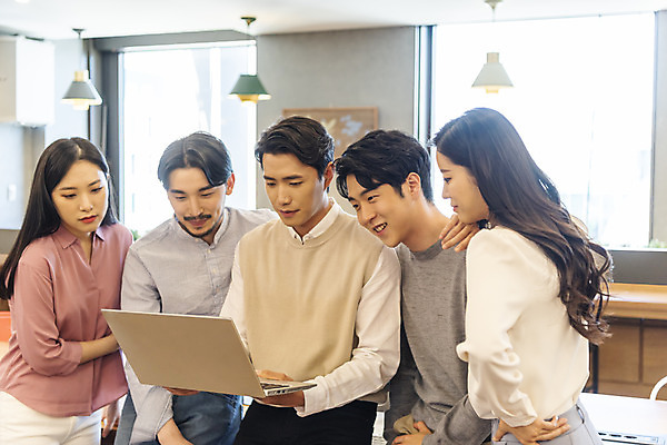 포토 JPG 응시 여자 남자 비즈니스 회의 협력 실내 서기 들기 여러명 상반신 20대 성인 앞모습 옆모습 30대 노트북 청춘 파이팅 한국인 업무 비즈니스맨 비즈니스우먼 자신감 성인만 국내포토 시선 감정 뷰포인트 다수 컨셉 모션 사람 동양인 청년 내부 장년 전자제품 작업 직장인 파일형식