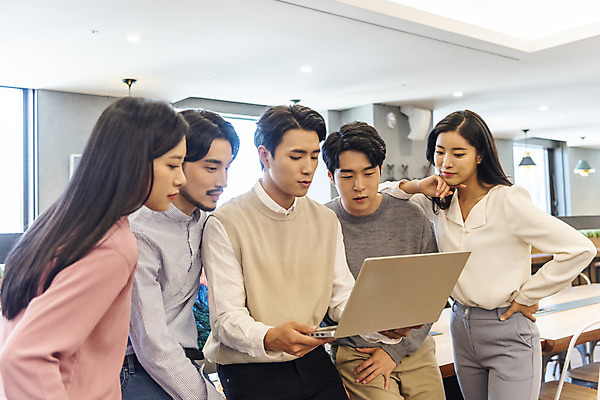 포토 JPG 응시 여자 남자 비즈니스 회의 실내 들기 앉기 여러명 상반신 20대 성인 앞모습 옆모습 30대 노트북 청춘 한국인 업무 비즈니스맨 비즈니스우먼 자신감 성인만 국내포토 시선 감정 뷰포인트 다수 컨셉 모션 사람 동양인 청년 내부 장년 전자제품 작업 직장인 파일형식