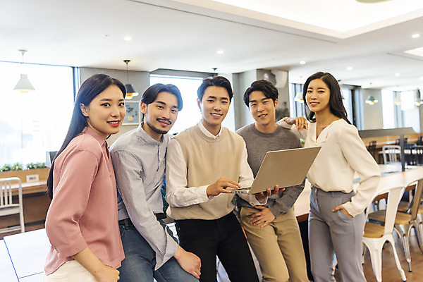 포토 JPG 응시 여자 남자 비즈니스 회의 실내 들기 앉기 여러명 상반신 20대 성인 앞모습 옆모습 30대 노트북 청춘 한국인 업무 비즈니스맨 비즈니스우먼 자신감 성인만 국내포토 시선 감정 뷰포인트 다수 컨셉 모션 사람 동양인 청년 내부 장년 전자제품 작업 직장인 파일형식