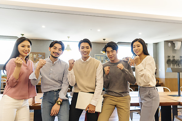 포토 JPG 여자 남자 비즈니스 실내 서기 들기 앉기 여러명 상반신 20대 성인 앞모습 옆모습 30대 노트북 청춘 파이팅 주먹 한국인 업무 비즈니스맨 비즈니스우먼 자신감 성인만 국내포토 감정 뷰포인트 다수 컨셉 모션 사람 동양인 청년 내부 장년 전자제품 작업 직장인 파일형식
