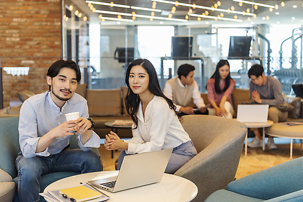 포토 JPG 여자 남자 비즈니스 회의 협력 실내 앉기 여러명 상반신 20대 성인 앞모습 옆모습 30대 노트북 청춘 한국인 업무 비즈니스맨 비즈니스우먼 자신감 성인만 국내포토 감정 뷰포인트 다수 컨셉 모션 사람 동양인 청년 내부 장년 전자제품 작업 직장인 파일형식