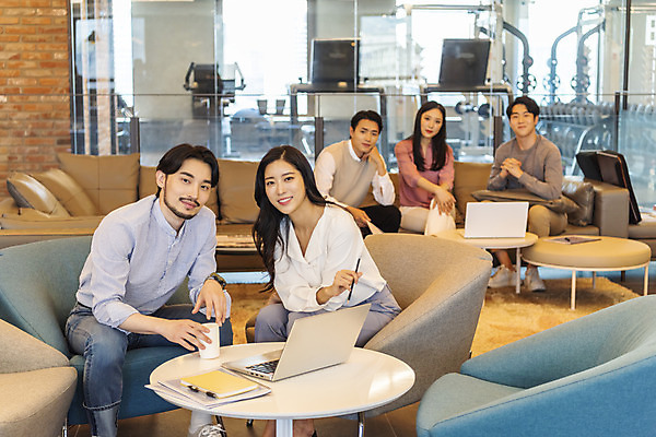 포토 JPG 여자 남자 비즈니스 회의 협력 실내 앉기 여러명 상반신 20대 성인 앞모습 30대 노트북 청춘 한국인 업무 비즈니스맨 비즈니스우먼 자신감 성인만 국내포토 감정 뷰포인트 다수 컨셉 모션 사람 동양인 청년 내부 장년 전자제품 작업 직장인 파일형식