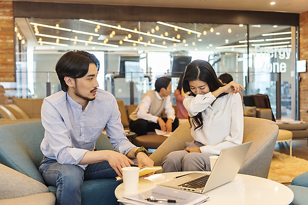 포토 JPG 응시 여자 남자 비즈니스 실내 앉기 여러명 상반신 20대 성인 앞모습 30대 노트북 청춘 한국인 업무 비즈니스맨 비즈니스우먼 자신감 입가림 기침 성인만 코로나바이러스 생활방역 비말감염 델타변이바이러스 국내포토 시선 감정 뷰포인트 다수 컨셉 모션 사람 동양인 청년 내부 장년 전자제품 가림 작업 직장인 바이러스 감염 방역 파일형식