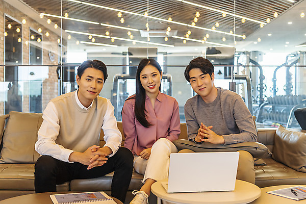 포토 JPG 여자 남자 비즈니스 회의 협력 실내 앉기 상반신 20대 성인 앞모습 세명 노트북 청춘 한국인 업무 비즈니스맨 비즈니스우먼 자신감 동료 성인만 국내포토 감정 뷰포인트 컨셉 관계 모션 사람 동양인 청년 내부 전자제품 작업 직장인 파일형식