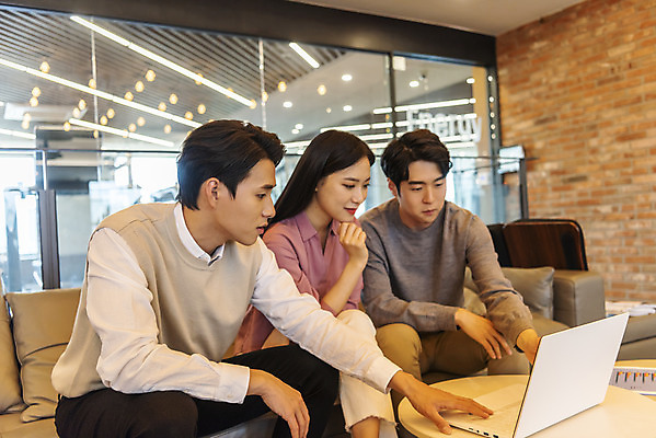 포토 JPG 여자 남자 비즈니스 회의 협력 실내 앉기 상반신 20대 성인 앞모습 세명 노트북 청춘 한국인 업무 비즈니스맨 비즈니스우먼 자신감 동료 성인만 국내포토 감정 뷰포인트 컨셉 관계 모션 사람 동양인 청년 내부 전자제품 작업 직장인 파일형식