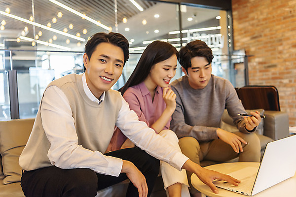 포토 JPG 여자 남자 비즈니스 회의 협력 실내 앉기 상반신 20대 성인 앞모습 세명 노트북 청춘 한국인 업무 비즈니스맨 비즈니스우먼 자신감 동료 성인만 국내포토 감정 뷰포인트 컨셉 관계 모션 사람 동양인 청년 내부 전자제품 작업 직장인 파일형식