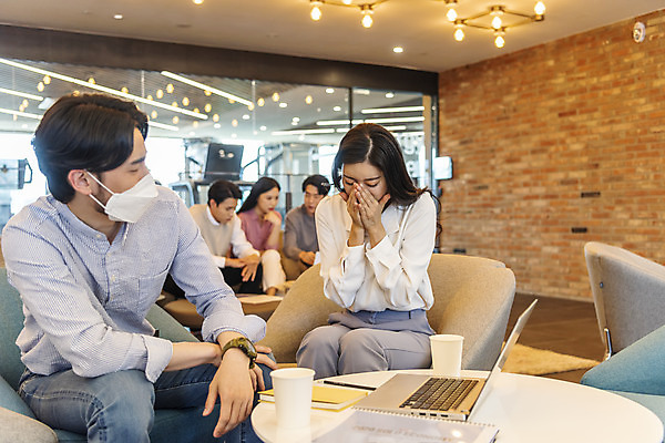 포토 JPG 응시 여자 남자 비즈니스 실내 앉기 여러명 상반신 20대 성인 앞모습 30대 노트북 청춘 한국인 업무 비즈니스맨 비즈니스우먼 자신감 입가림 기침 성인만 코로나바이러스 생활방역 비말감염 델타변이바이러스 국내포토 시선 감정 뷰포인트 다수 컨셉 모션 사람 동양인 청년 내부 장년 전자제품 가림 작업 직장인 바이러스 감염 방역 파일형식