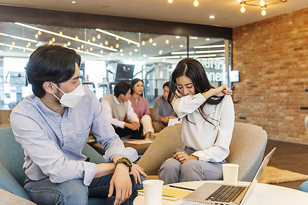 포토 JPG 응시 여자 남자 비즈니스 실내 앉기 여러명 상반신 20대 성인 앞모습 30대 노트북 청춘 한국인 업무 비즈니스맨 비즈니스우먼 자신감 입가림 기침 성인만 코로나바이러스 생활방역 비말감염 델타변이바이러스 국내포토 시선 감정 뷰포인트 다수 컨셉 모션 사람 동양인 청년 내부 장년 전자제품 가림 작업 직장인 바이러스 감염 방역 파일형식