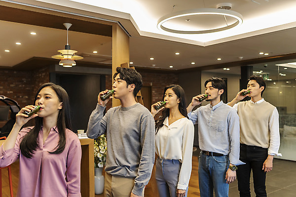 포토 JPG 여자 남자 비즈니스 실내 서기 여러명 상반신 20대 성인 옆모습 30대 청춘 한국인 마시기 업무 비즈니스맨 비즈니스우먼 자기관리 자양강장제 회식 성인만 국내포토 뷰포인트 다수 컨셉 모션 사람 동양인 청년 내부 장년 식사 작업 직장인 파일형식 자양식품