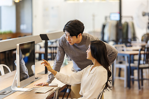 포토 JPG 응시 여자 남자 비즈니스 회의 협력 실내 서기 앉기 상반신 20대 성인 두명 옆모습 컴퓨터 청춘 한국인 가리킴 업무 비즈니스맨 비즈니스우먼 자신감 동료 성인만 국내포토 시선 감정 뷰포인트 컨셉 관계 모션 사람 동양인 손짓 청년 내부 전자제품 작업 직장인 파일형식