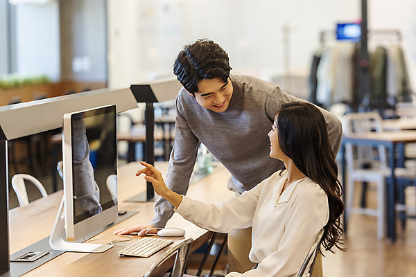 포토 JPG 응시 여자 남자 비즈니스 회의 협력 실내 서기 미소 앉기 상반신 20대 성인 두명 옆모습 컴퓨터 청춘 한국인 가리킴 업무 비즈니스맨 비즈니스우먼 자신감 동료 성인만 국내포토 시선 감정 뷰포인트 컨셉 관계 모션 표정 사람 동양인 손짓 청년 내부 전자제품 작업 직장인 파일형식