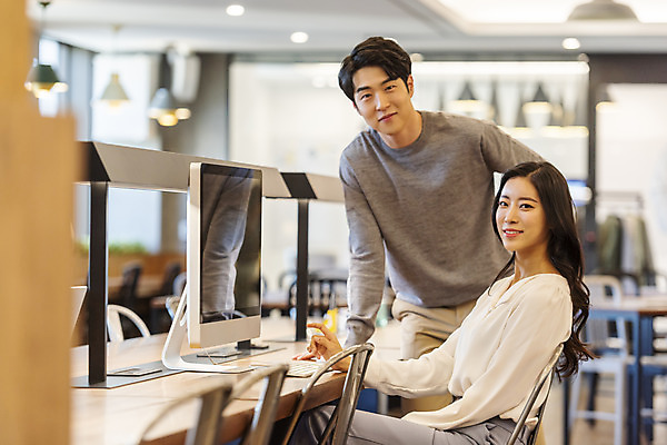 포토 JPG 여자 남자 비즈니스 회의 협력 실내 서기 미소 앉기 상반신 20대 성인 두명 앞모습 옆모습 컴퓨터 청춘 한국인 업무 비즈니스맨 비즈니스우먼 자신감 동료 성인만 국내포토 감정 뷰포인트 컨셉 관계 모션 표정 사람 동양인 청년 내부 전자제품 작업 직장인 파일형식