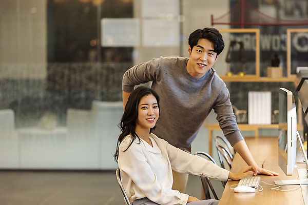 포토 JPG 여자 남자 비즈니스 회의 협력 실내 서기 미소 앉기 상반신 20대 성인 두명 앞모습 옆모습 컴퓨터 청춘 한국인 업무 비즈니스맨 비즈니스우먼 자신감 동료 성인만 국내포토 감정 뷰포인트 컨셉 관계 모션 표정 사람 동양인 청년 내부 전자제품 작업 직장인 파일형식