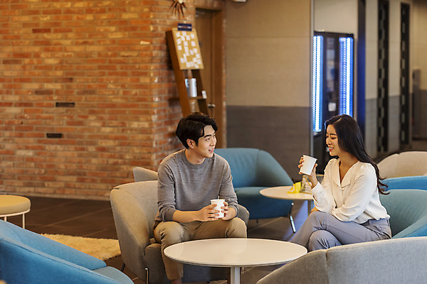 포토 JPG 여자 남자 커피 비즈니스 회의 협력 티타임 실내 대화 미소 앉기 상반신 20대 성인 두명 앞모습 청춘 한국인 업무 비즈니스맨 비즈니스우먼 자신감 동료 성인만 국내포토 감정 음료 뷰포인트 컨셉 관계 모션 휴식 표정 말하기 사람 동양인 청년 내부 작업 직장인 파일형식