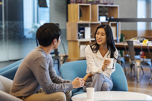 포토 JPG 여자 남자 커피 비즈니스 회의 협력 티타임 실내 대화 미소 앉기 상반신 20대 성인 두명 앞모습 옆모습 청춘 한국인 업무 비즈니스맨 비즈니스우먼 자신감 동료 성인만 국내포토 감정 음료 뷰포인트 컨셉 관계 모션 휴식 표정 말하기 사람 동양인 청년 내부 작업 직장인 파일형식