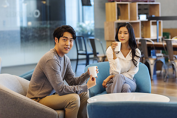 포토 JPG 여자 남자 커피 비즈니스 회의 협력 티타임 실내 대화 미소 앉기 상반신 20대 성인 두명 앞모습 옆모습 청춘 한국인 업무 비즈니스맨 비즈니스우먼 자신감 동료 성인만 국내포토 감정 음료 뷰포인트 컨셉 관계 모션 휴식 표정 말하기 사람 동양인 청년 내부 작업 직장인 파일형식