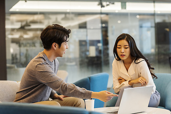 포토 JPG 여자 남자 커피 비즈니스 회의 협력 실내 대화 앉기 상반신 20대 성인 두명 앞모습 옆모습 노트북 청춘 한국인 가리킴 업무 비즈니스맨 비즈니스우먼 자신감 동료 성인만 국내포토 감정 음료 뷰포인트 컨셉 관계 모션 말하기 사람 동양인 손짓 청년 내부 전자제품 작업 직장인 파일형식