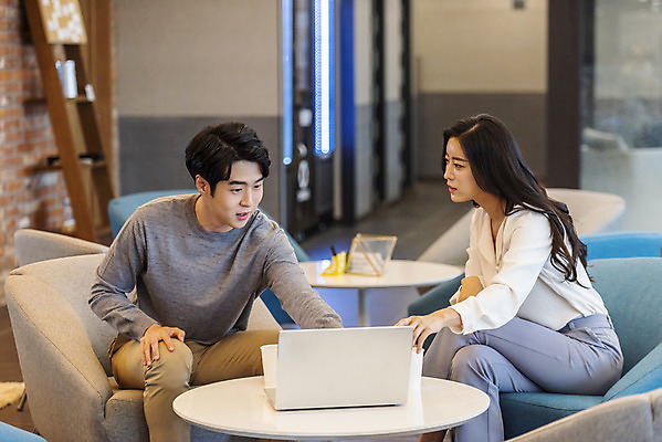 포토 JPG 여자 남자 커피 비즈니스 회의 협력 실내 앉기 상반신 20대 성인 두명 앞모습 옆모습 노트북 청춘 한국인 가리킴 업무 비즈니스맨 비즈니스우먼 자신감 동료 성인만 국내포토 감정 음료 뷰포인트 컨셉 관계 모션 사람 동양인 손짓 청년 내부 전자제품 작업 직장인 파일형식