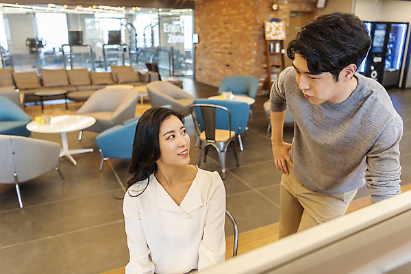 포토 JPG 여자 남자 비즈니스 회의 협력 실내 대화 서기 앉기 상반신 20대 성인 두명 앞모습 컴퓨터 청춘 한국인 업무 비즈니스맨 비즈니스우먼 자신감 동료 성인만 국내포토 감정 뷰포인트 컨셉 관계 모션 말하기 사람 동양인 청년 내부 전자제품 작업 직장인 파일형식