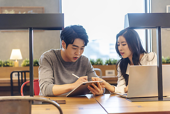 포토 JPG 여자 남자 비즈니스 회의 협력 실내 앉기 상반신 20대 성인 두명 앞모습 노트북 컴퓨터 청춘 태블릿 한국인 기록 업무 비즈니스맨 비즈니스우먼 자신감 동료 성인만 국내포토 감정 뷰포인트 컨셉 관계 모션 사람 동양인 청년 내부 전자제품 스마트기기 작업 직장인 파일형식