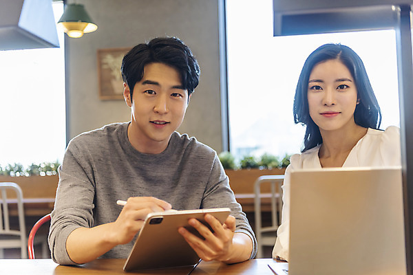 포토 JPG 여자 남자 비즈니스 회의 협력 실내 앉기 상반신 20대 성인 두명 앞모습 노트북 컴퓨터 청춘 태블릿 한국인 기록 업무 비즈니스맨 비즈니스우먼 자신감 동료 성인만 국내포토 감정 뷰포인트 컨셉 관계 모션 사람 동양인 청년 내부 전자제품 스마트기기 작업 직장인 파일형식