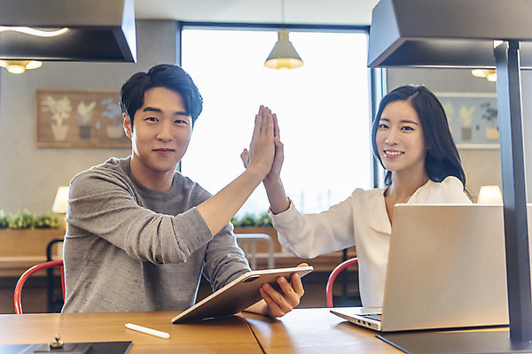 포토 JPG 여자 남자 비즈니스 회의 협력 실내 미소 앉기 상반신 20대 성인 두명 앞모습 컴퓨터 청춘 태블릿 한국인 업무 비즈니스맨 비즈니스우먼 자신감 동료 하이파이브 성인만 국내포토 감정 뷰포인트 컨셉 관계 모션 표정 사람 동양인 손짓 청년 내부 전자제품 스마트기기 작업 직장인 파일형식