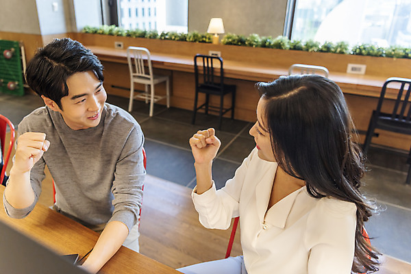 포토 JPG 여자 남자 비즈니스 회의 협력 실내 앉기 상반신 20대 성인 두명 앞모습 청춘 마주보기 파이팅 주먹 한국인 업무 비즈니스맨 비즈니스우먼 자신감 동료 성인만 국내포토 감정 뷰포인트 컨셉 관계 모션 사람 동양인 청년 내부 작업 직장인 파일형식