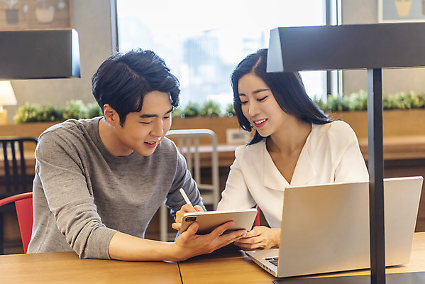 포토 JPG 여자 남자 비즈니스 회의 협력 실내 앉기 상반신 20대 성인 두명 앞모습 노트북 컴퓨터 청춘 태블릿 한국인 기록 업무 비즈니스맨 비즈니스우먼 자신감 동료 성인만 국내포토 감정 뷰포인트 컨셉 관계 모션 사람 동양인 청년 내부 전자제품 스마트기기 작업 직장인 파일형식