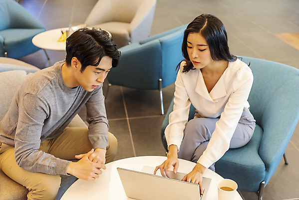 포토 JPG 여자 남자 비즈니스 회의 협력 실내 앉기 상반신 20대 성인 두명 앞모습 옆모습 노트북 컴퓨터 청춘 한국인 업무 비즈니스맨 비즈니스우먼 자신감 동료 성인만 국내포토 감정 뷰포인트 컨셉 관계 모션 사람 동양인 청년 내부 전자제품 작업 직장인 파일형식