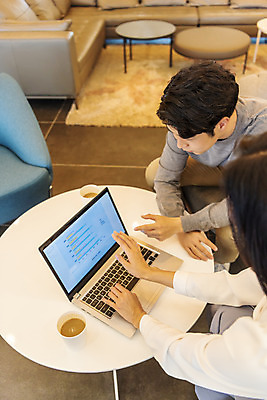 포토 JPG 응시 여자 남자 비즈니스 회의 협력 실내 앉기 상반신 20대 성인 두명 옆모습 노트북 컴퓨터 청춘 한국인 가리킴 업무 비즈니스맨 비즈니스우먼 자신감 동료 성인만 국내포토 시선 감정 뷰포인트 컨셉 관계 모션 사람 동양인 손짓 청년 내부 전자제품 작업 직장인 파일형식