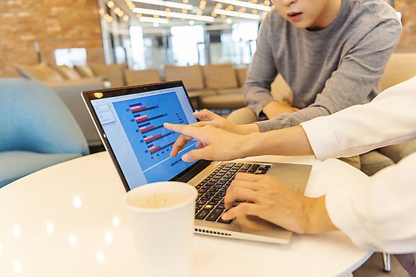 포토 JPG 여자 남자 비즈니스 회의 협력 실내 앉기 근접촬영 상반신 20대 성인 두명 앞모습 옆모습 노트북 컴퓨터 청춘 한국인 가리킴 업무 비즈니스맨 비즈니스우먼 자신감 동료 성인만 국내포토 감정 뷰포인트 컨셉 관계 모션 사람 동양인 손짓 청년 내부 전자제품 작업 직장인 파일형식