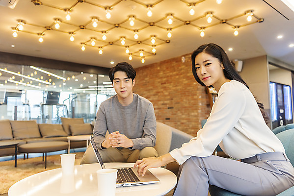 포토 JPG 여자 남자 비즈니스 회의 협력 실내 미소 앉기 상반신 20대 성인 두명 앞모습 옆모습 노트북 컴퓨터 청춘 한국인 업무 비즈니스맨 비즈니스우먼 자신감 동료 성인만 국내포토 감정 뷰포인트 컨셉 관계 모션 표정 사람 동양인 청년 내부 전자제품 작업 직장인 파일형식