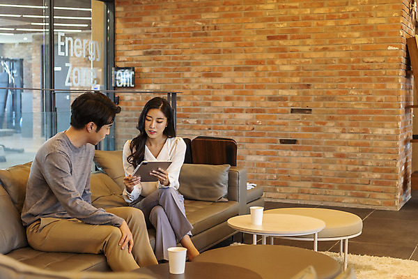 포토 JPG 여자 남자 비즈니스 회의 협력 실내 앉기 상반신 20대 성인 두명 앞모습 옆모습 컴퓨터 청춘 태블릿 한국인 업무 비즈니스맨 비즈니스우먼 자신감 동료 성인만 국내포토 감정 뷰포인트 컨셉 관계 모션 사람 동양인 청년 내부 전자제품 스마트기기 작업 직장인 파일형식